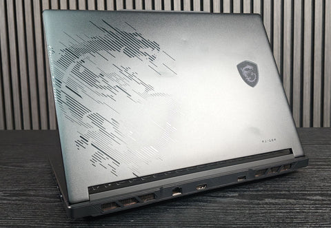 MSI Raider A16 HX B8WI 9S7-265K22-033 vista frontal