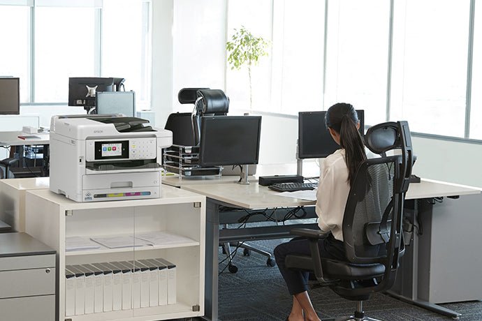 Impresora multifuncional Epson WorkForce Pro WF-C5891 C11CK27301 vista instalada en una oficina