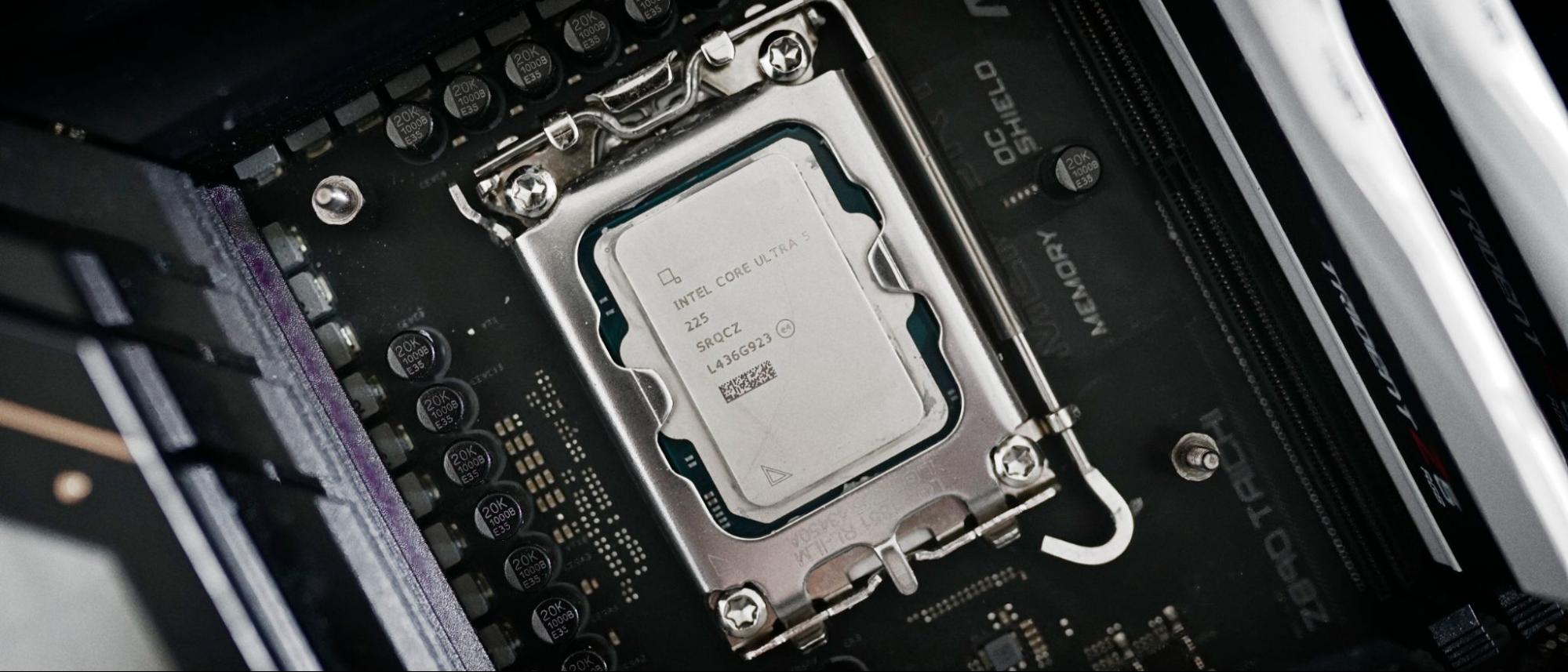 Procesador Intel Core Ultra 5 225 IN-BX80768225 instalado en socket LGA1851