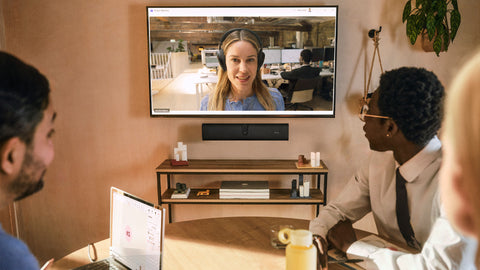 Jabra PanaCast U30 8800-231 barra de videoconferencia instalada en sala pequeña