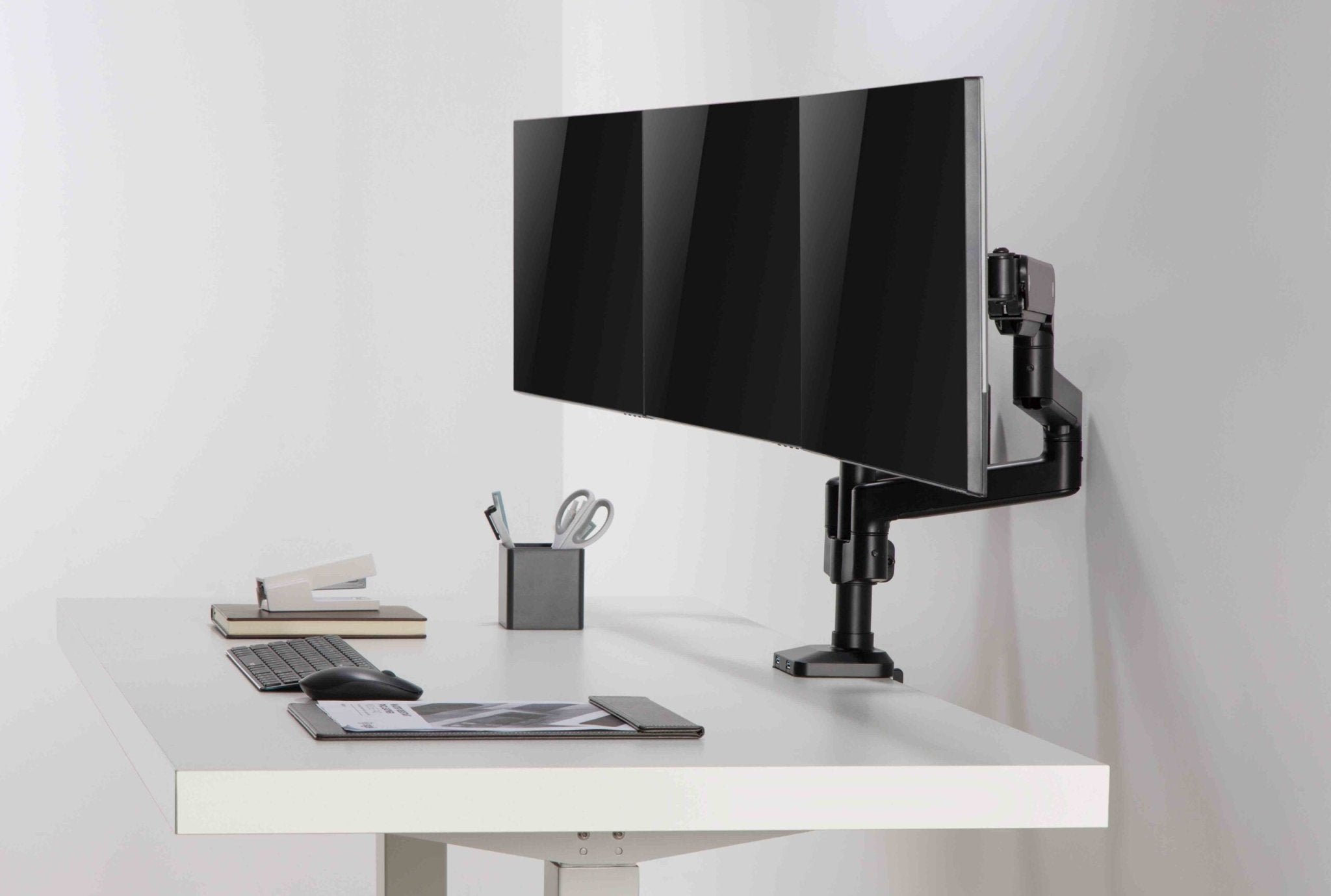 Brazo Triple Koreano para 3 Monitores de 17 a 32 Pulgadas VESA 75/100 - GMK53-36UB de Koreano | GMK53-36UB — Envío inmediato