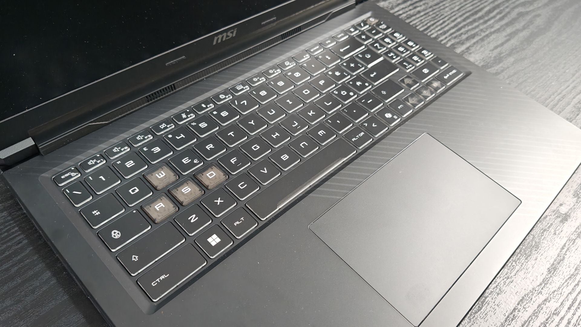 MSI Raider A16 HX B8WI 9S7-265K22-033 teclado y chasis
