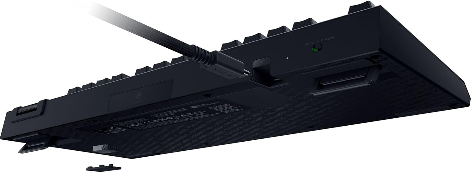 Teclado Razer BlackWidow V4 Tenkeyless HyperSpeed RZ03-05480600-R311 vista posterior e inferior con puerto USB-C, selector y compartimento del receptor