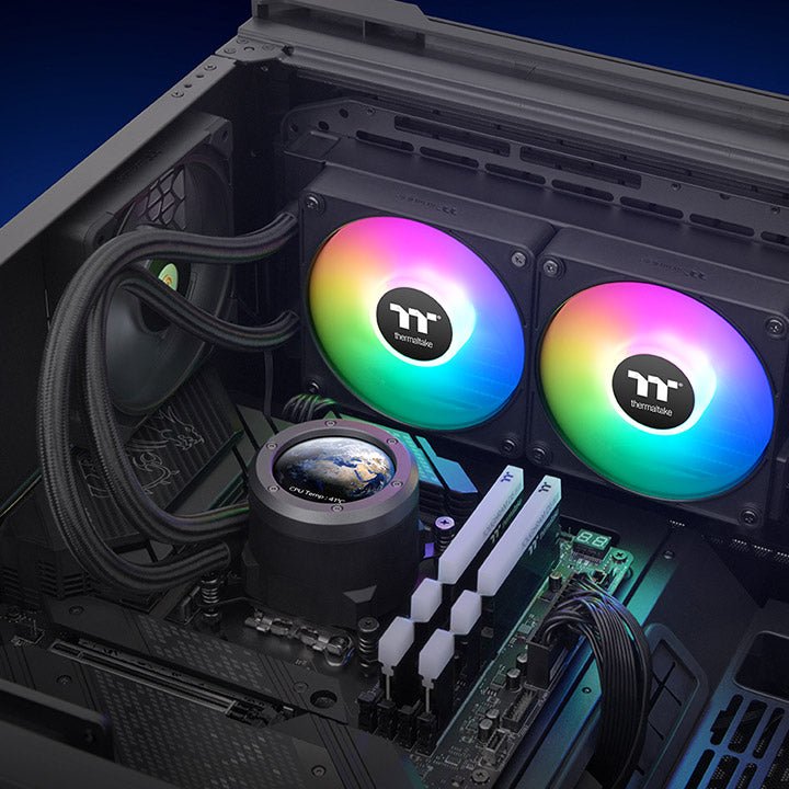 Refrigeración Thermaltake TH280 V2 Ultra EX ARGB Sync CL-W416-PL14SW-A, detalle de LCD y ventiladores en un equipo de demostración; otros componentes no incluidos