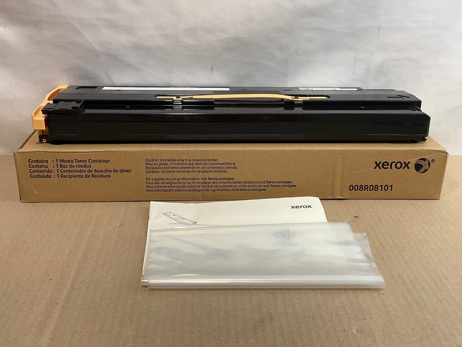 Contenedor de tóner residual Xerox 008R08101 con empaque e instructivo, vista de producto original
